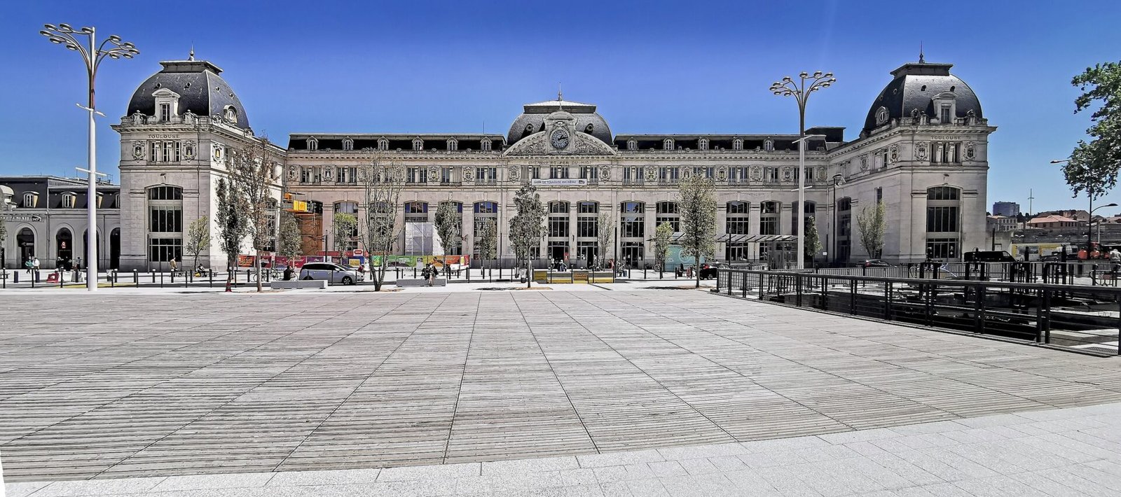 Gare De Toulouse Matabiau Facade Et Le Parvis Canal