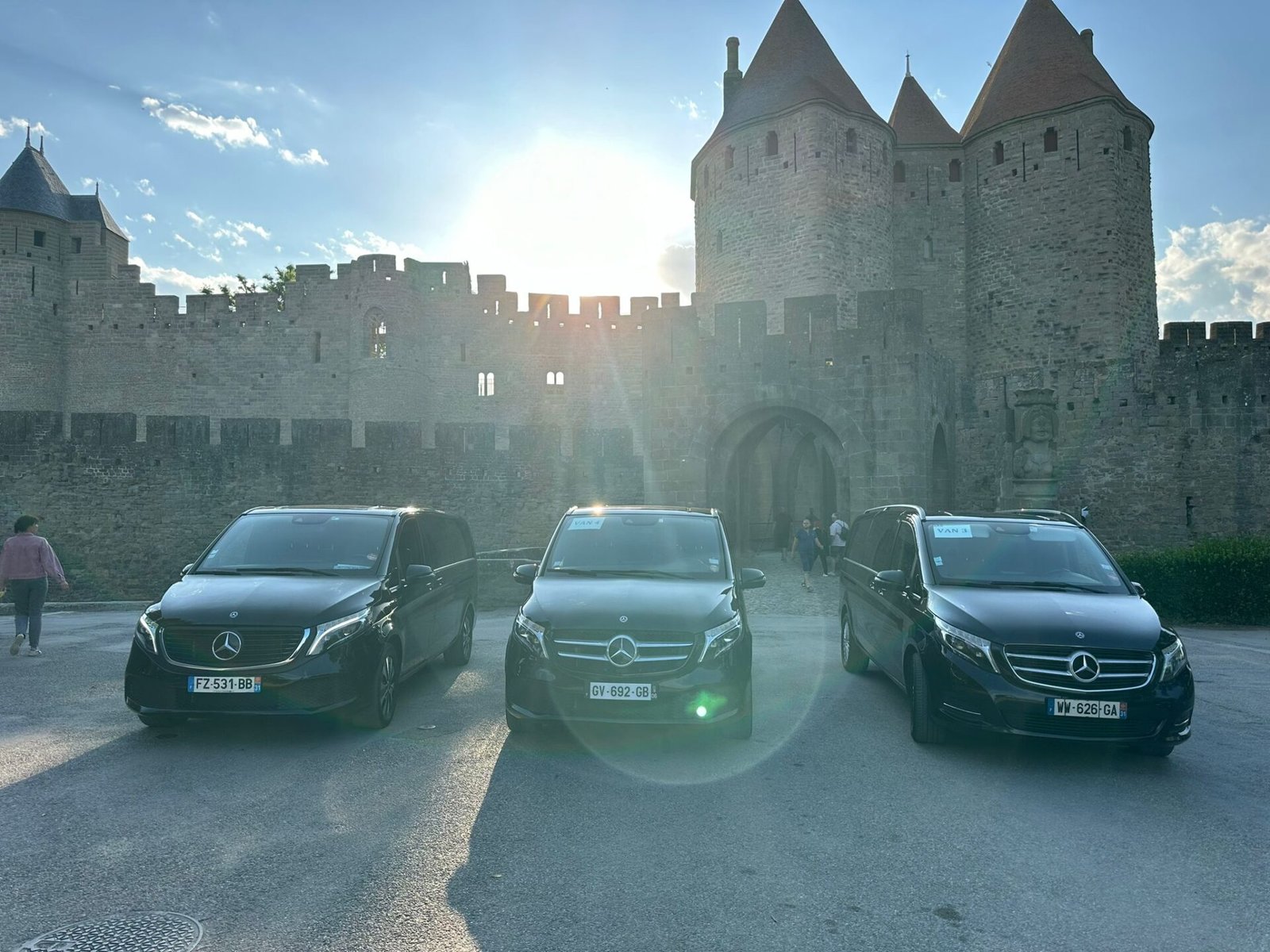 Photo de trois VTC avec chauffeur privé à disposition