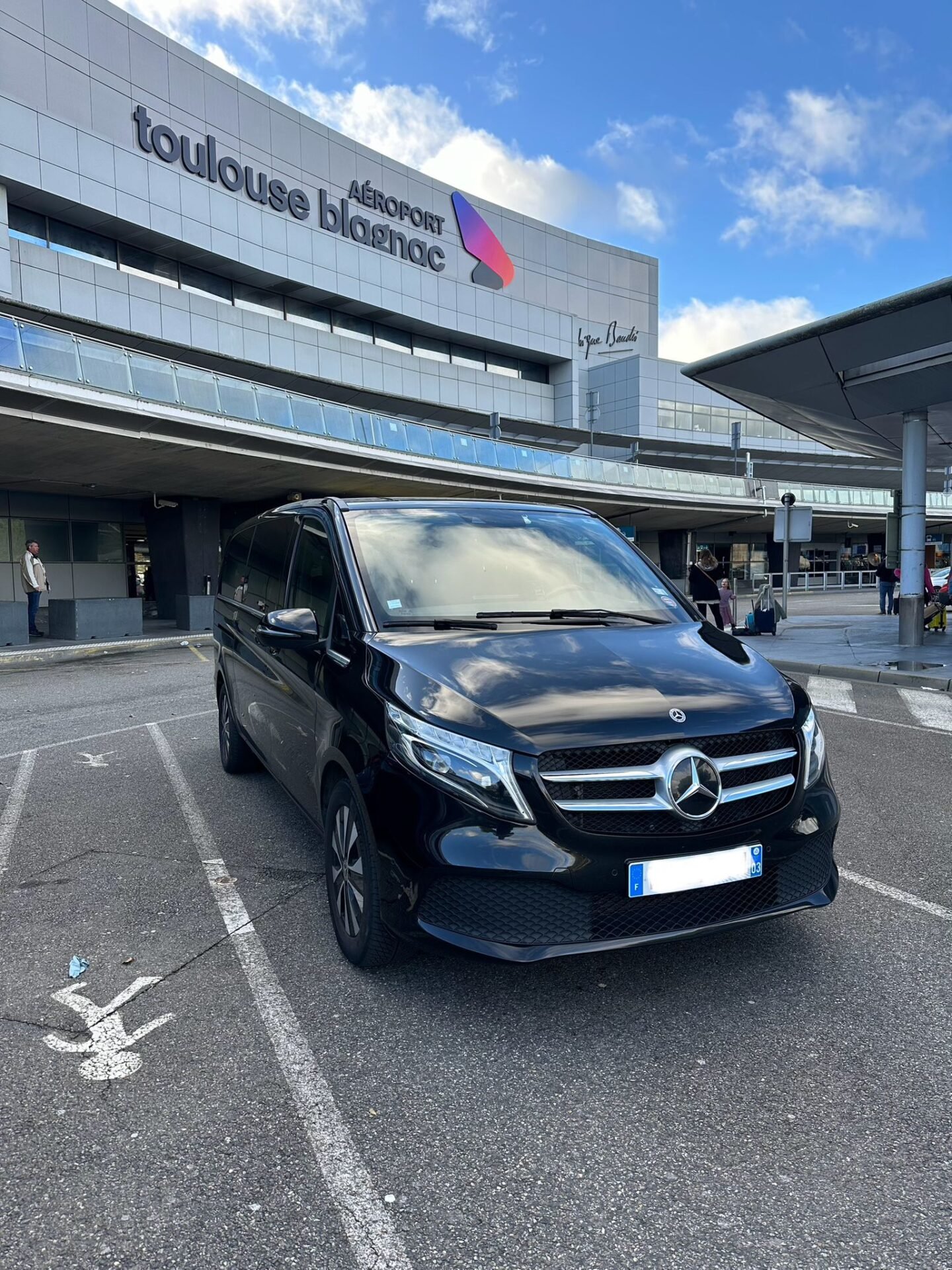 VTC Toulouse : photo d'un van avec chauffeur privé à Toulouse